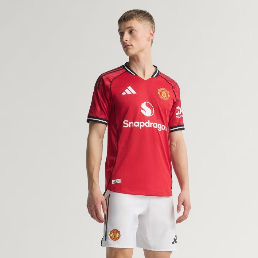 Camisa adidas Manchester United 2025/26 I Jogador - Manto Club