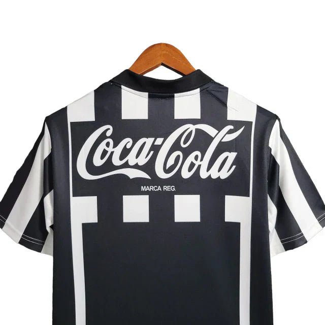 Camisa Botafogo I Retrô 1997 Torcedor Masculina - Branca com listras pretas com patrocínio da Coca Cola - Manto Club