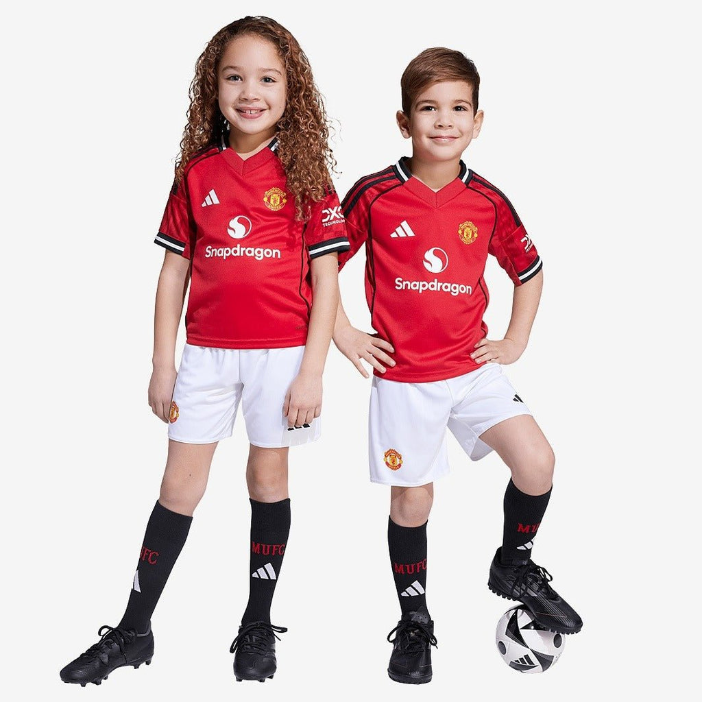 Conjunto Infantil Adidas Manchester United 2025/26 Torcedor - Manto Club