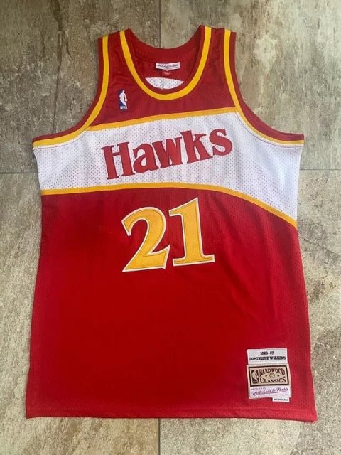 Regata NBA Atlanta Hawks Mitchell & Ness Authentic Wilkins 21 - Vermelha e Branca - Manto Club