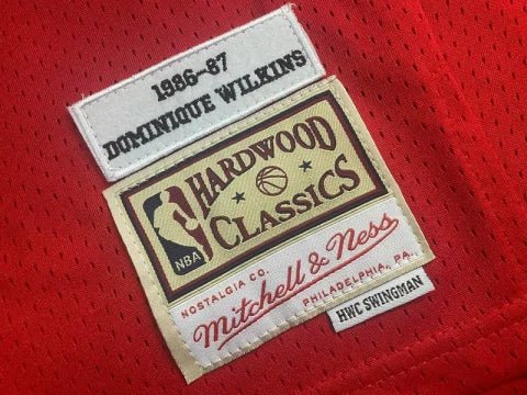 Regata NBA Atlanta Hawks Mitchell & Ness Authentic Wilkins 21 - Vermelha e Branca - Manto Club