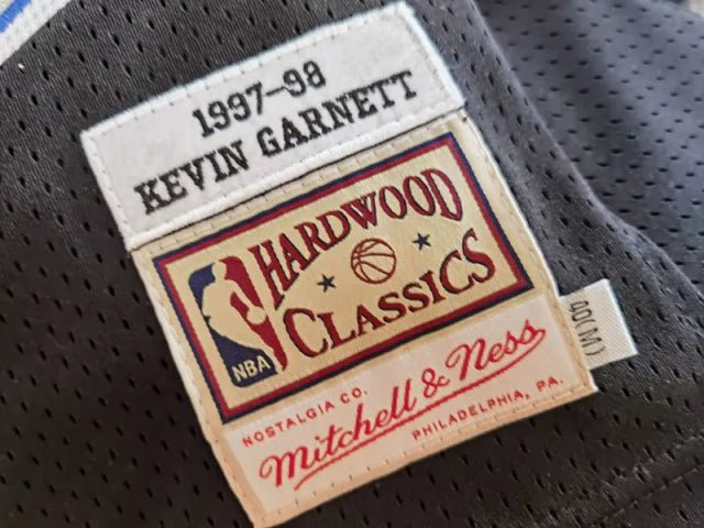 Regata NBA Atlanta Hawks Retrô 1997 - 1998 Mitchell & Ness Authentic Garnett 21 - Preta - Manto Club