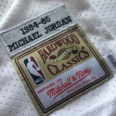 Regata NBA Chicago Bulls Retrô 1984 - 1985 Mitchell & Ness Authentic Jordan 23 - Branca - Manto Club