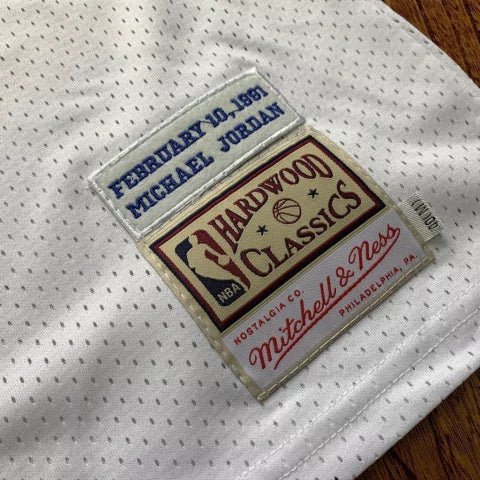 Regata NBA Chicago Bulls Retrô 1991 Mitchell & Ness Authentic Jordan 23 - Branca - Manto Club