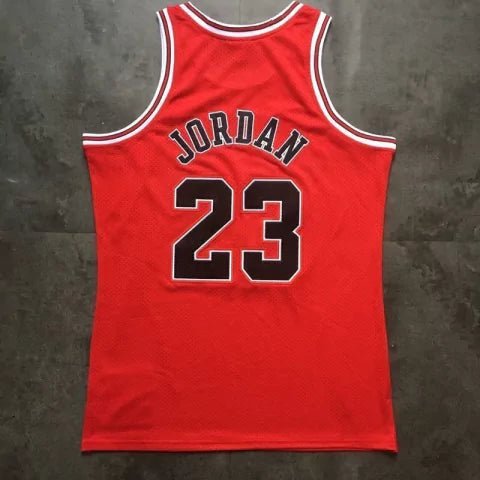 Regata NBA Chicago Bulls Retrô 1996 - 1997 Mitchell & Ness Authentic Jordan 23 - Vermelha - Manto Club
