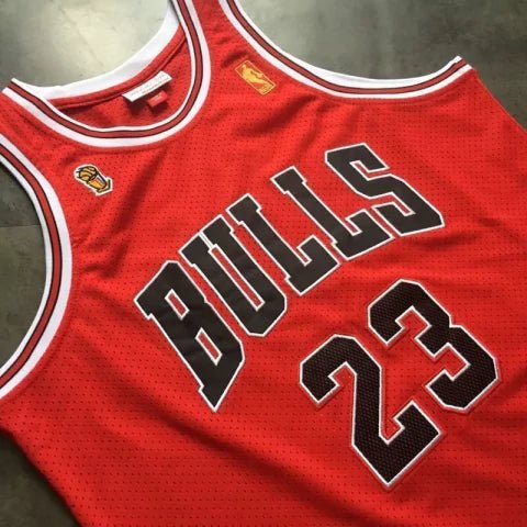 Regata NBA Chicago Bulls Retrô 1996 - 1997 Mitchell & Ness Authentic Jordan 23 - Vermelha - Manto Club