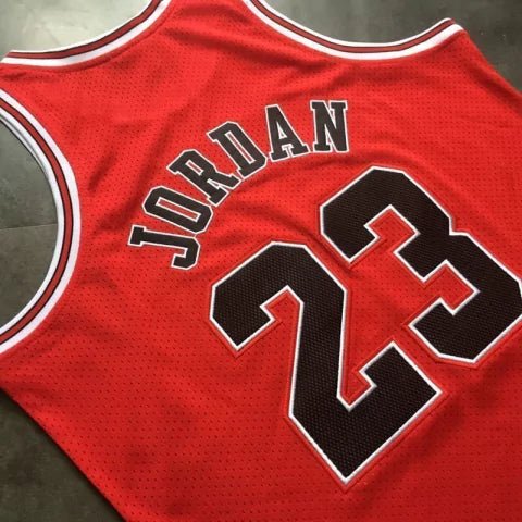 Regata NBA Chicago Bulls Retrô 1996 - 1997 Mitchell & Ness Authentic Jordan 23 - Vermelha - Manto Club