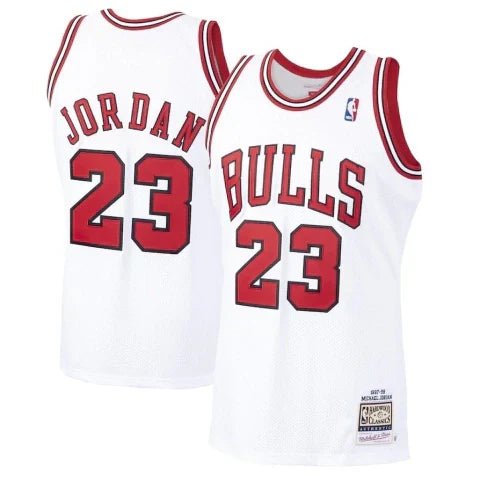 Regata NBA Chicago Bulls Retrô 1997 - 1998 Mitchell & Ness Authentic Jordan 23 - Branca - Manto Club