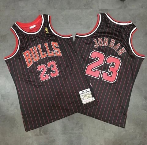 Regata NBA Chicago Bulls Retrô 1997 - 1998 Mitchell & Ness Authentic Jordan 23 - Preta - Manto Club