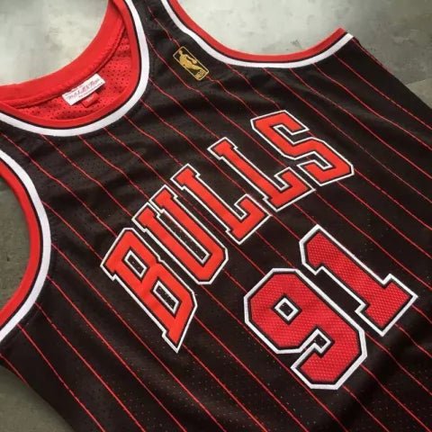 Regata NBA Chicago Bulls Retrô 1997 - 1998 Mitchell & Ness Authentic Rodman 91 - Preta e Vermelha - Manto Club